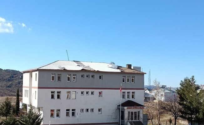 Sincik’te kaymakamlığın ve okulun çatısı uçtu