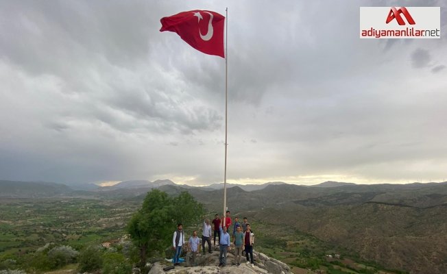Köylüler Türk Bayrağını dalgalandırdı