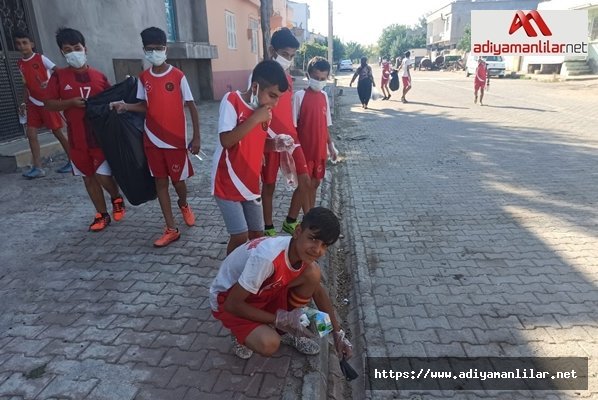 Şambayat Beldesi'nde sokak ve caddeleri sporcular temizledi