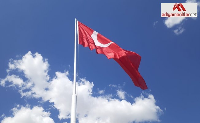 Samsat’ta dev Türk Bayrağı göndere çekildi