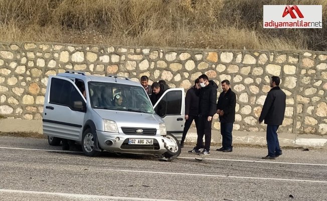 Kamyonet ile yolcu minibüsü çarpıştı: 1 yaralı