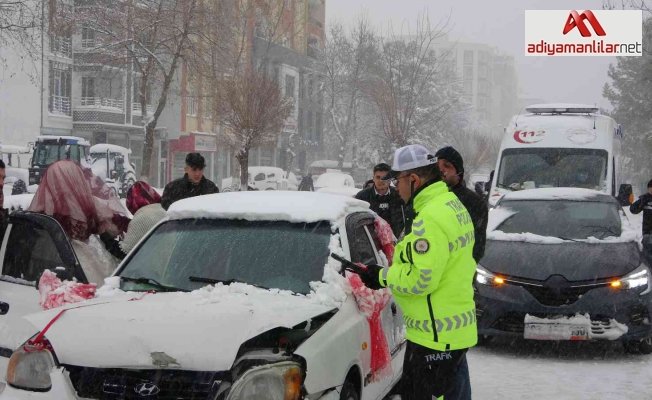 Gelin arabası karlı yolda kaza yaptı: 1 yaralı