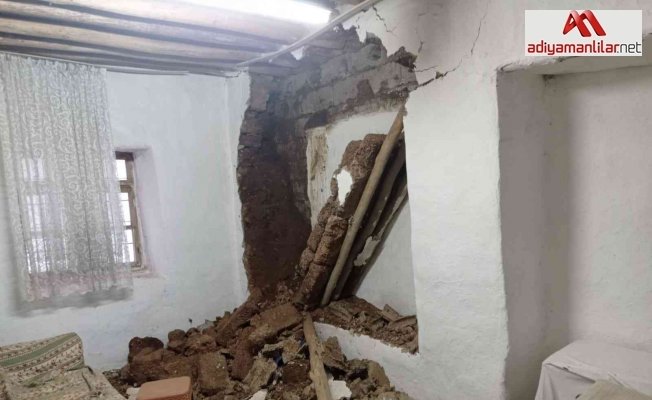 Kahta’da etkili olan kar evin duvarını yıktı