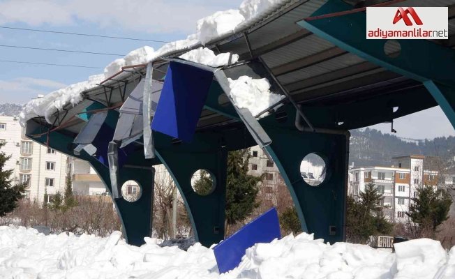 Kapalı semt pazarının bazı bölümleri kar yağışına dayanamadı