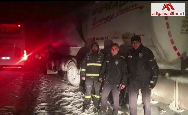 Karlı yolda kalanlara polis yakıt yetiştirdi