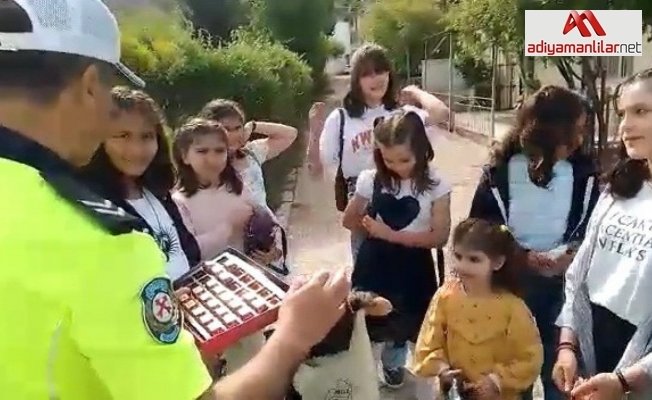 Bölge trafik polis ekipleri çocukların bayramını kutladı