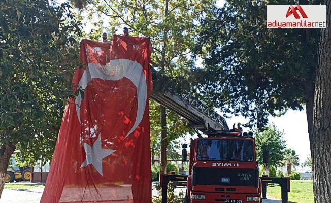 Dev Türk Bayrağı asılı kaldığı ağaçtan indirildi
