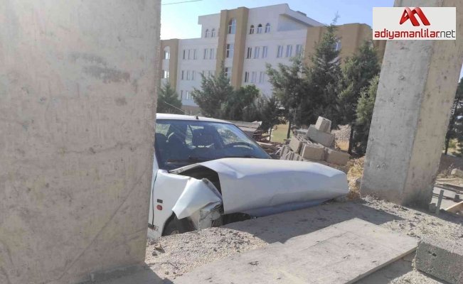 Otomobil nizamiye duvarına çarptı: 1 yaralı