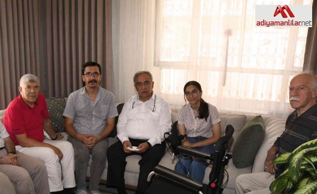 Rektör Turgut YKS İl 1.si Esmer’e akülü sandalye hediye etti