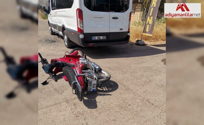 Motosiklet ile minibüs çarpıştı: 1 yaralı