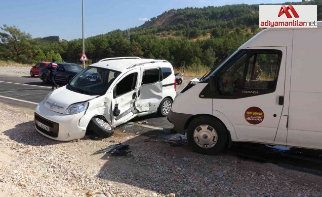 Minibüs ile hafif ticari araç çarpıştı: 2 yaralı