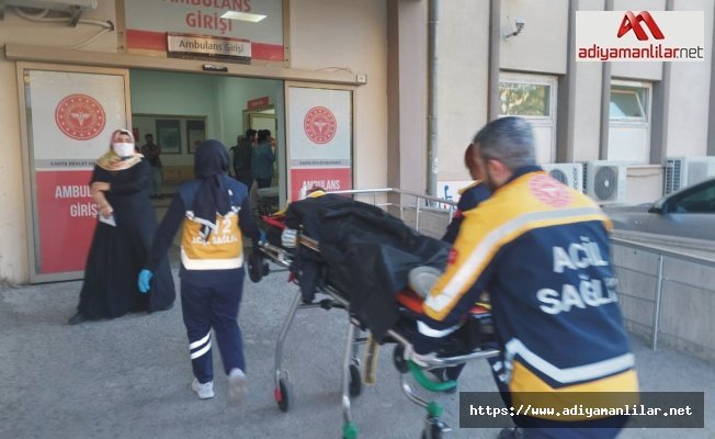 Kahta'da motosiklet şarampole devrildi 2 yaralı