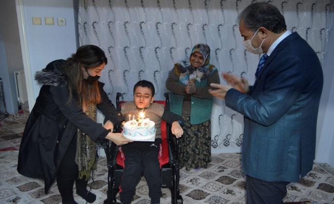 3 Aralık Dünya Engelliler Günün’de doğan bedensel engelli küçük Ali’ye doğum günü sürprizi   - Videolu Haber 