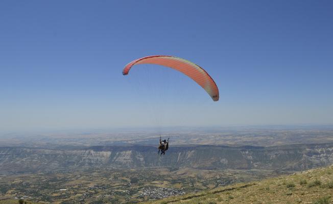 Adıyaman'da 1850 metre yükseklikte yamaç paraşütü festivali - Videolu Haber 