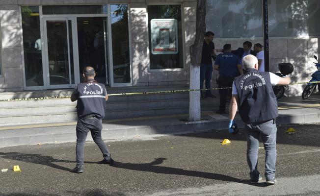 Bankanın güvenlik görevlisi silahlı saldırıya uğradı: 2 yaralı - Videolu Haber 