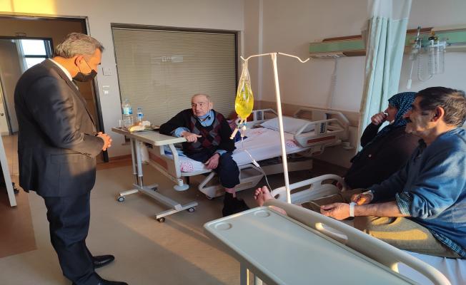 Başkan Emre'den hasta ve hasta yakınlarına anlamlı ziyaret