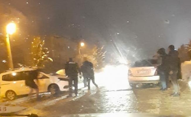 Besni'de hafif ticari araç ile otomobil çarpıştı: 2 yaralı