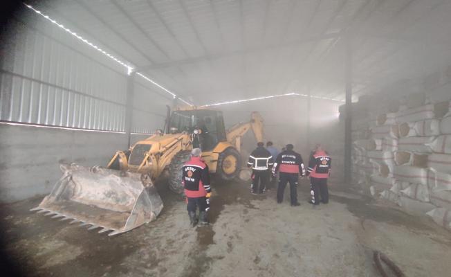Besni'de hayvan çiftliği deposunda çıkan yangında 100 ton saman yandı - Videolu Haber
