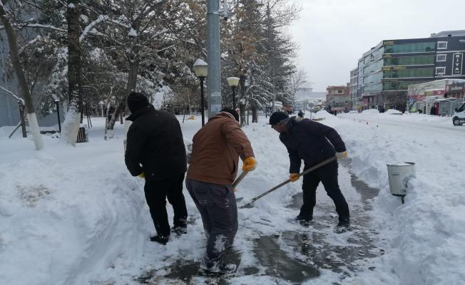 Besni'de kar ile mücadele devam ediyor