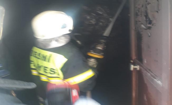 Besni’de metruk evde yangın