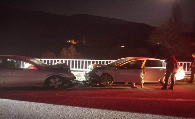 Çelikhan’da iki otomobil kafa kafaya çarpıştı: 6 yaralı