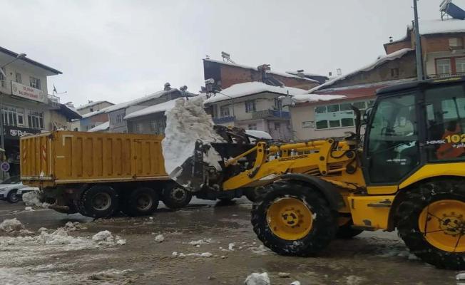 Çelikhan'da kar temizleme çalışmaları devam ediyor