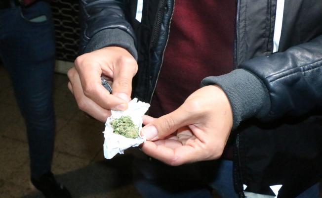 ‘Dur’ ihtarına uymayan otomobilde uyuşturucu ele geçirildi: 2 gözaltı