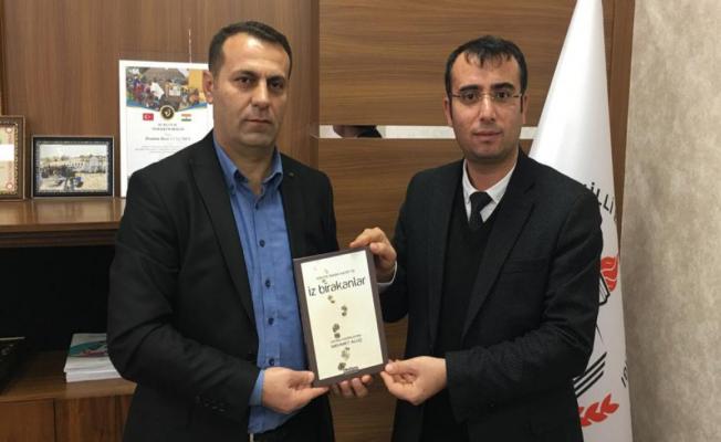 Eğitimci-Yazar Aluç, 'İz Bırakanlar' kitabını Tunçmen'e hediye etti