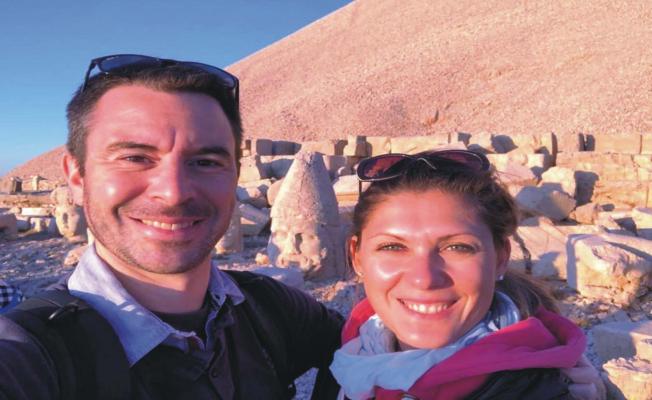 Fransız çift, Nemrut Dağı’nı dünyaya tanıtıyor