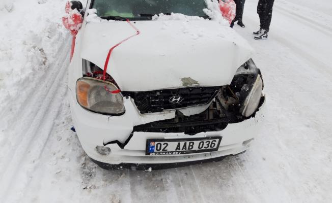 Gelin arabası ile kar temizlik aracı çarpıştı: 1 yaralı - Videolu Haber 