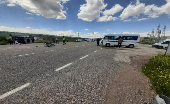 Gölbaşı'nda minibüs ile motosiklet çarpıştı: 2 yaralı - Videolu Haber