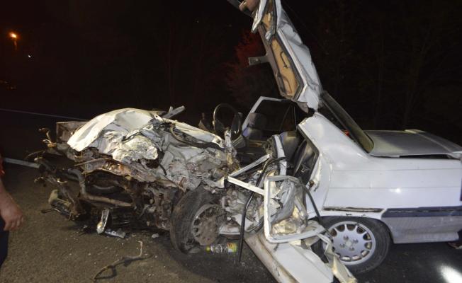 Hafif ticari taksi ile otomobil kafa kafaya çarpıştı: 1 ölü, 1 yaralı - Videolu Haber 