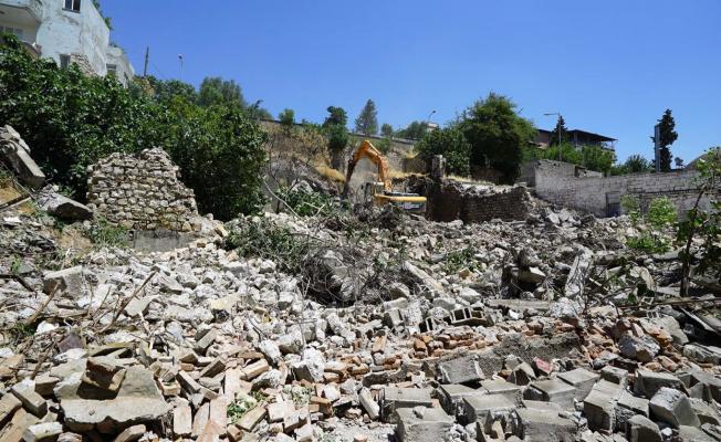Kahramanmaraş Kalesi'nin etrafındaki metruk binalar yıkılıyor