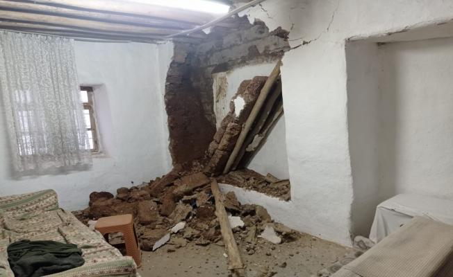 Kahta'da etkili olan kar nedeniyle evin duvarı yıkıldı