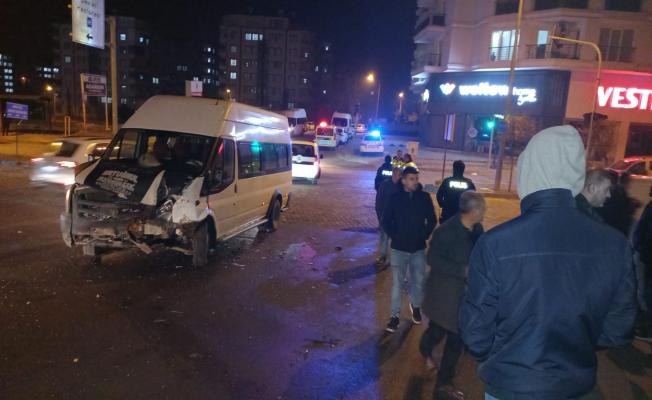 Kahta'da otomobil ile minibüs çarpıştı: 2 yaralı
