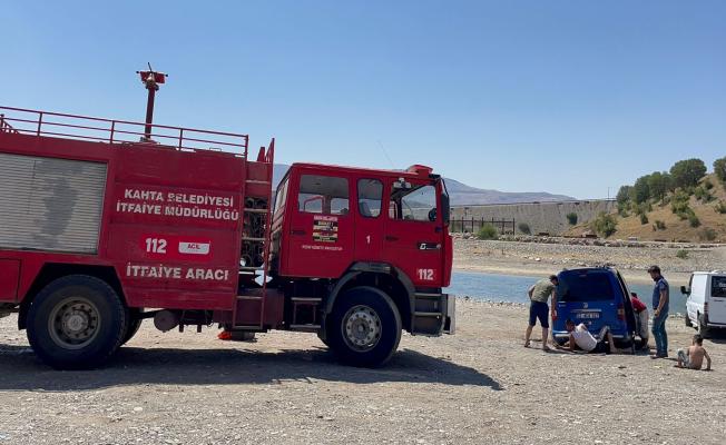 Kahta'da suda mahsur kalan araçlar kurtarıldı - Videolu Haber 