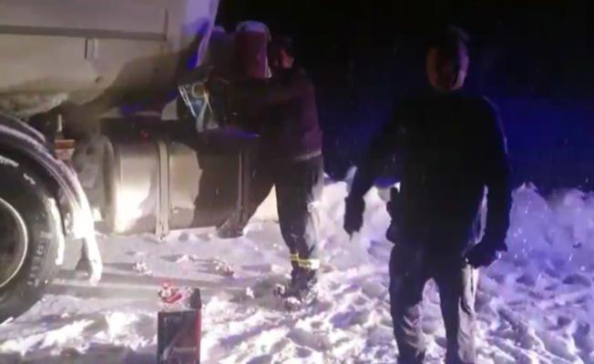 Karda yakıtı biterek mahsur kalan sürücüye polis yetişti - Videolu Haber 
