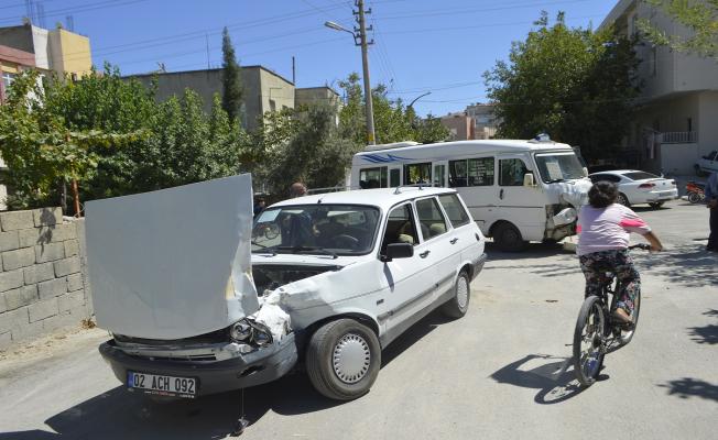 Minibüs ile otomobil çarpıştı: 4 yaralı - Videolu Haber 