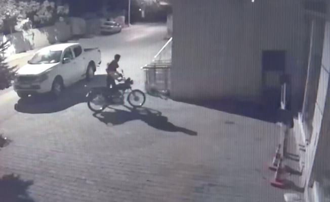 Motosiklet hırsızlığı güvenlik kamerasında - Videolu Haber 