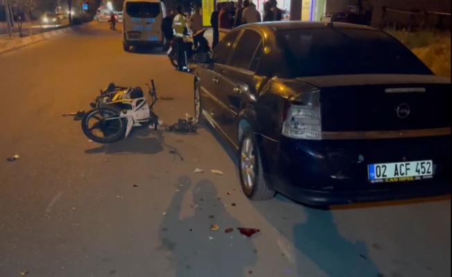 Motosiklet park halindeki otomobile çarptı 2 yaralı - Videolu Haber 