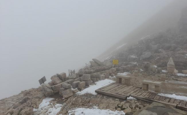 Nemrut Dağı'na baharda kar sürprizi