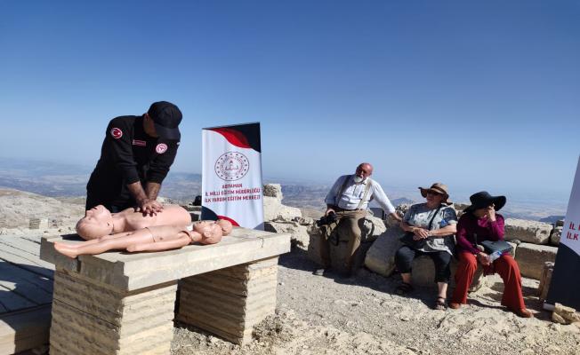 Nemrut Dağı'nda turistlere ilkyardım eğitim
