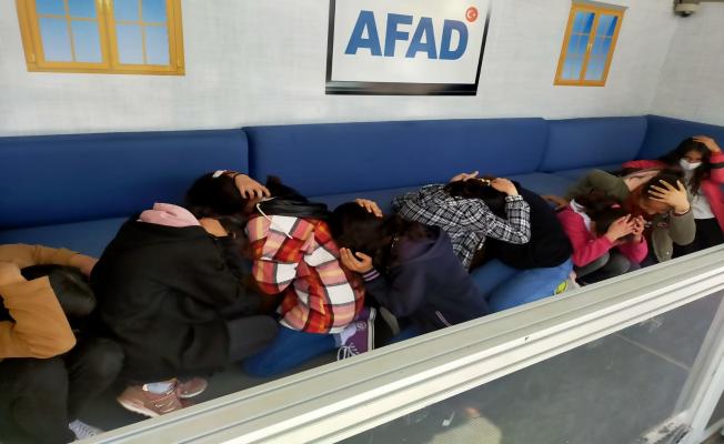 Öğrencilere, AFAD Deprem Simülasyon Tırında eğitim