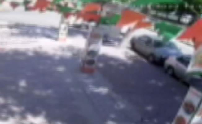 Otomobillerin üzerine ağacın devrilme anı güvenlik kamerasına yansıdı - Videolu Haber