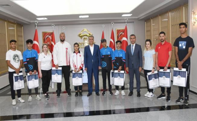 Şampiyon sporculardan Vali Çuhadar'a ziyaret