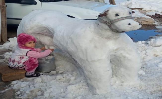 Samsat'ta torunları için kardan inek yaptı