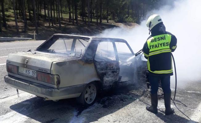 Seyir halindeki otomobil yandı - Videolu Haber 