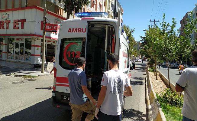 Tır’ın kapısına çarpan motosiklet sürücüsü yaralandı - Videolu Haber 
