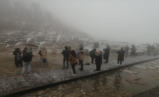 Turistler, soğuk havaya aldırış etmeden Nemrut Dağı'na tırmandılar