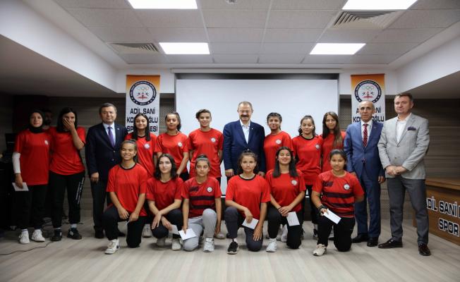 Türkiye şampiyonasında başarılı öğrenciler ödüllendirildi